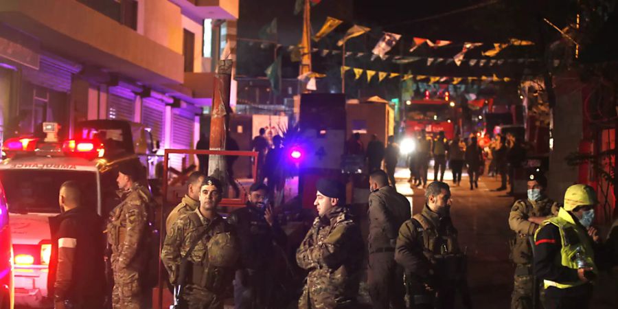 Libanesische Soldaten blockieren den Haupteingang zum palästinensischen Flüchtlingslager Burj Shamali in Tyrus im Süden des Libanons. Foto: Mohammad Zaatari/AP/dpa