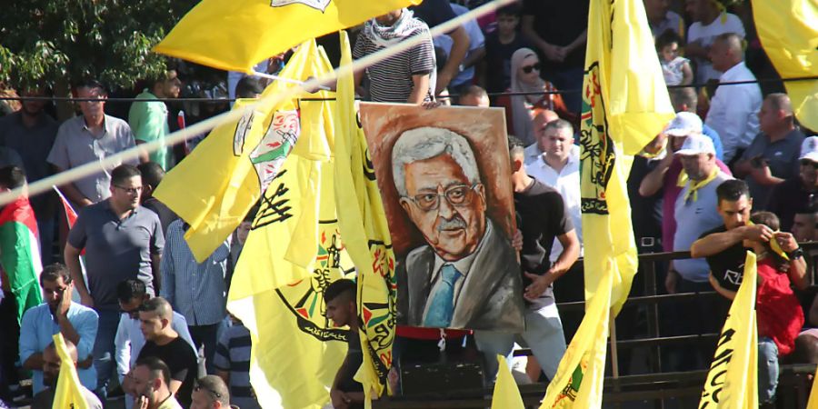 FILED - Anhänger der Fatah bei einer Kundgebung für Mahmud Abbas in Ramallah. Photo: Ibrahim Atta/APA Images via ZUMA Wire/dpa