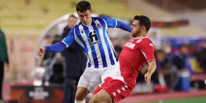 Monacos Kevin Volland (r) im Zweikampf mit Martin Zubimendi von Real Sociedad. Foto: Jonathan Moscrop/CSM via ZUMA Wire/dpa Monacos Kevin Volland (r) im Zweikampf mit Martin Zubimendi von Real Sociedad. Foto: Jonathan Moscrop/CSM via ZUMA Wire/dpa
