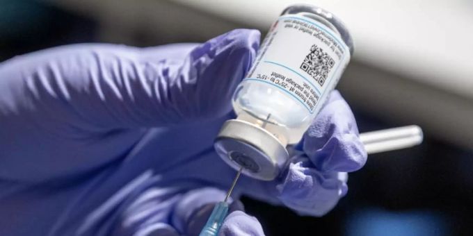 Eine Krankenschwester zeiht Corona-Impfstoff aus einer Ampulle in eine Spritze auf. (Archivbild). Foto: Markus Scholz/dpa Eine Krankenschwester zeiht Corona-Impfstoff aus einer Ampulle in eine Spritze auf. (Archivbild). Foto: Markus Scholz/dpa