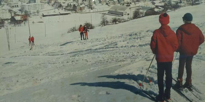 Bildmaterial zu den Skiliften und zum Wintersport in Degersheim allgemein wird in einem Schaufenster der Fahrschule Keller gezeigt.