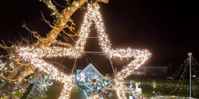 Mit zahlreichen illuminierten Figuren und Tausenden von LED-Lämpchen erstrahlen ein Garten und ein Privathaus in Mössingen. Foto: Bernd Weissbrod/dpa Mit zahlreichen illuminierten Figuren und Tausenden von LED-Lämpchen erstrahlen ein Garten und ein Privathaus in Mössingen. Foto: Bernd Weissbrod/dpa