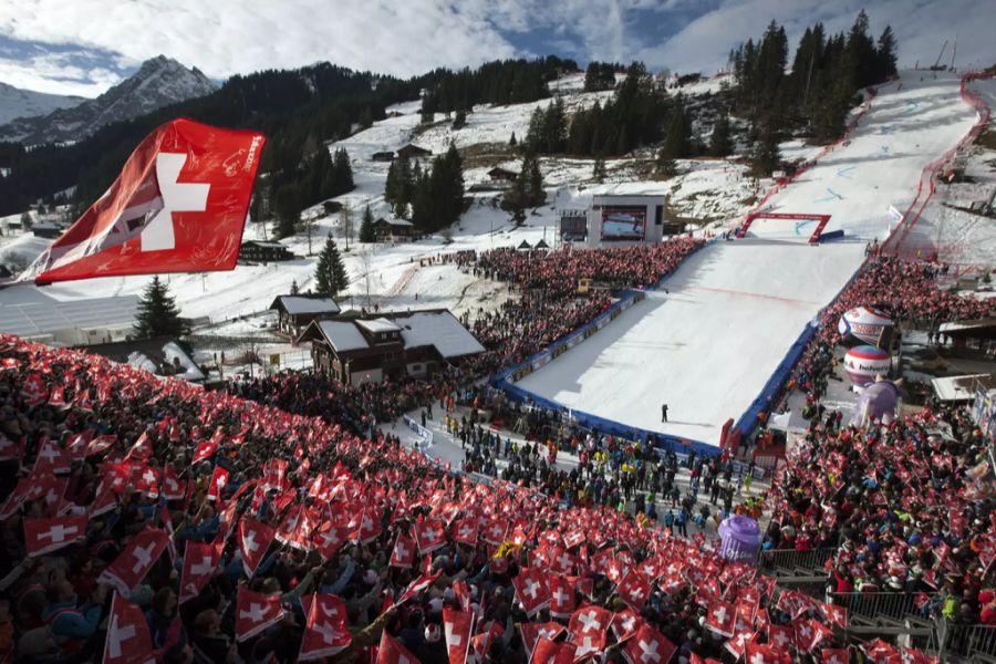 Tausende von Zuschauern belagern jeweils den Zielraum am Chuenisbärgli in Adelboden.