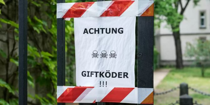 Schild Giftköder auf Gartentür