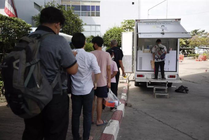 In Bangkok lassen sich Menschen auf das Coronavirus testen. Coronavirus in Thailand