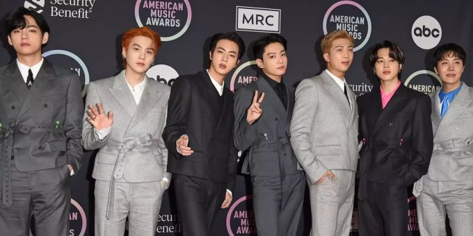 Suga (2. v. li.), Jin (3. v. li.) und RM (3. v. re.) von BTS haben ihre Corona-Infektion überstanden. Suga (2. v. li.), Jin (3. v. li.) und RM (3. v. re.) von BTS haben ihre Corona-Infektion überstanden.