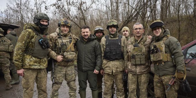 Der ukrainische Präsident Wolodymyr Selenskyj (M.) bei einem Foto mit Soldaten während seines Besuchs in der Region Saporischschja, dem Schauplatz heftiger Kämpfe mit den russischen Truppen, Sonntag, 4. Februar 2024.