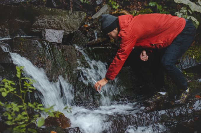 Sie können sich aber auch selbst mit Trinkwasser aus der Natur versorgen – dank Wasseraufbereitungstabletten oder Wasserfilter. Trinkwasser