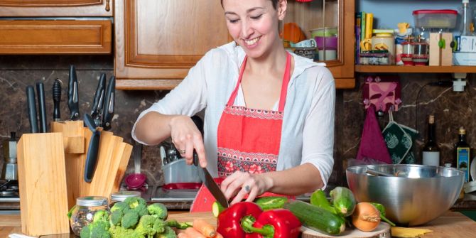 Frau Küche Messer Gemüse schneiden
