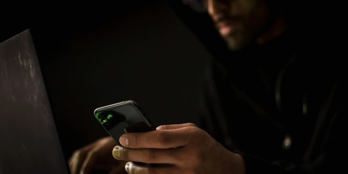 Wenn man skurrile SMS-Nachrichten erhält, steckt oftmals Betrug dahinter. (Symbolbild) Hacker mit Handy