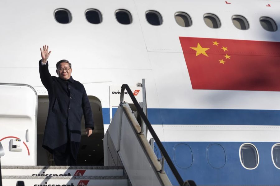 Der chinesische Ministerpräsident Li Qiang steigt am Sonntag in Zürich aus dem Flieger.