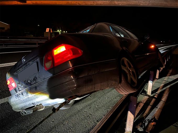 Kollision mit Leitplanke auf A8. Kollision mit Leitplanke