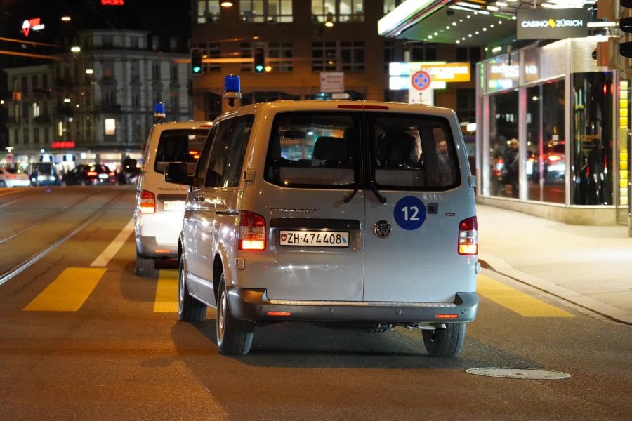 Die Polizei macht sich bereit, um die "Smash-WEF"-Demonstration in Zürich zu überwachen.