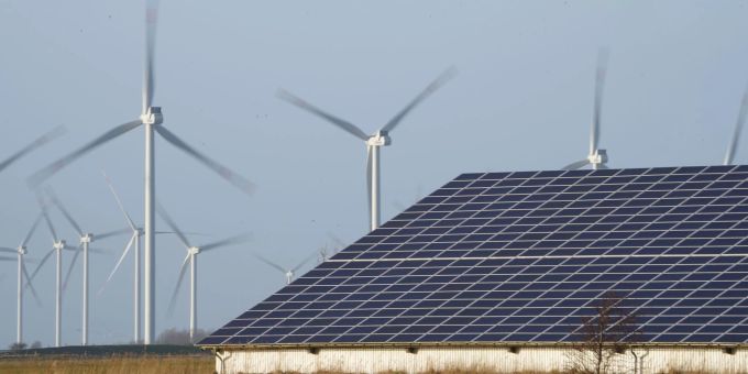 Strom aus Wind- und Sonnenenergie: Alle zwei Jahre überprüft der Kanton Bern sein Richtplanwerk und nimmt Aktualisierungen vor. (Symbolbild) Wind- und Sonnenenergie