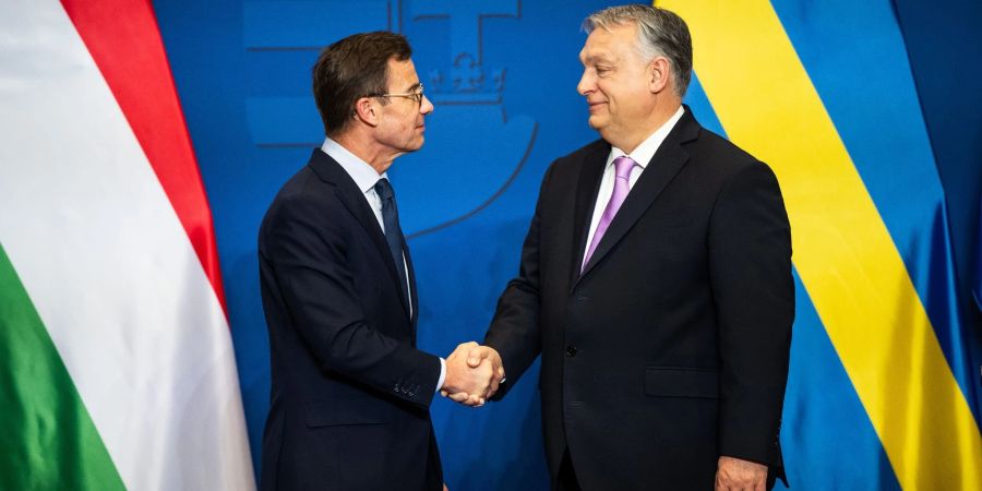 Der schwedische Ministerpräsident Ulf Kristersson (l) und der ungarische Ministerpräsident Viktor Orban kamen in Budapest zusammen.