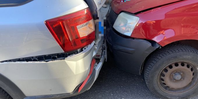 Nidfurn GL - Bei Unfall in Stau geprallt