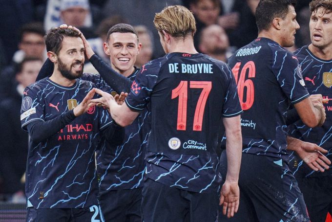 Bernardo Silva (l) und Kevin De Bruyne schiessen Manchester City in Kopenhagen zum Sieg. Champions League