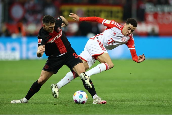 Granit Xhaka (hier gegen Bayerns Jamal Musiala) führt mit Leverkusen die Bundesliga-Tabelle an. Granit Xhaka