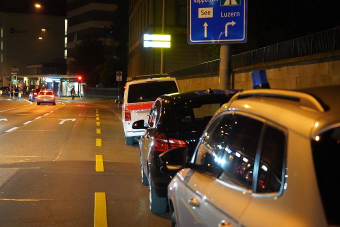 Der Fahrzeuglenker wurde noch vor Ort vorläufig festgenommen, sein Auto sichergestellt. Wie es genau zum vorgenannten Ereignis gekommen war, ist unklar. Zürich Frau Streit Auto