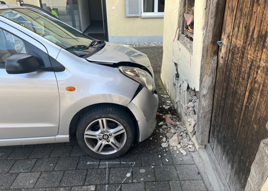 Gegen Mauer geprallt.