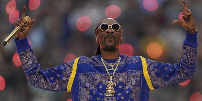 Der Rapper blickt auf eine erfolgreiche Karriere zurück – im Jahr 2022 trat er sogar beim Superbowl auf. Snopp Dogg Auftritt