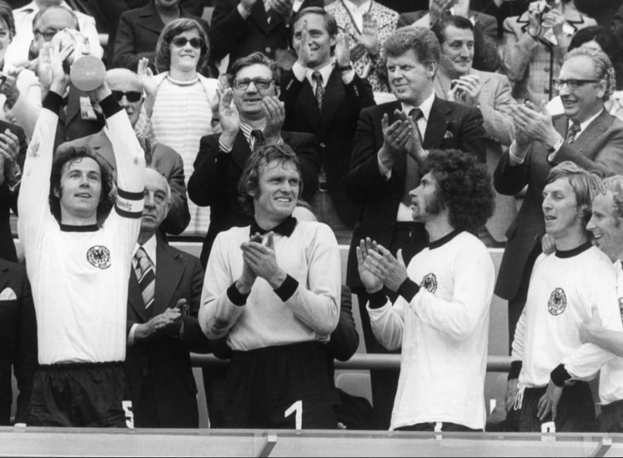 Kaiser Franz Beckenbauer (links) stemmt den WM-Pokal 1974 in die Höhe.