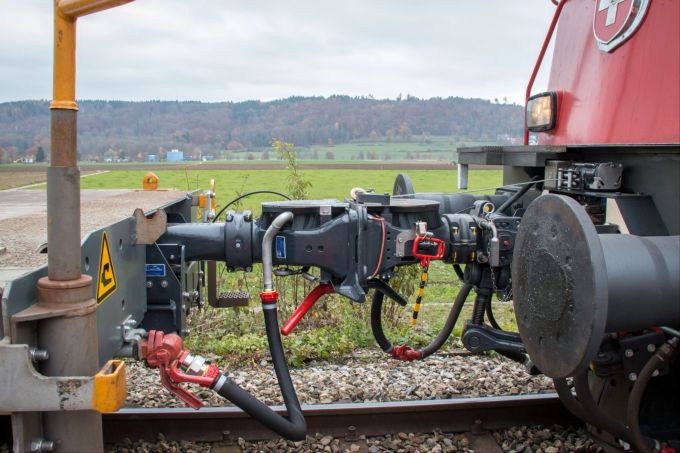 Eine Lokomotive Re 420 mit einer automatischen Kupplung AK, im Rangierbahnhof von Muttenz BL. automatischen Kupplung