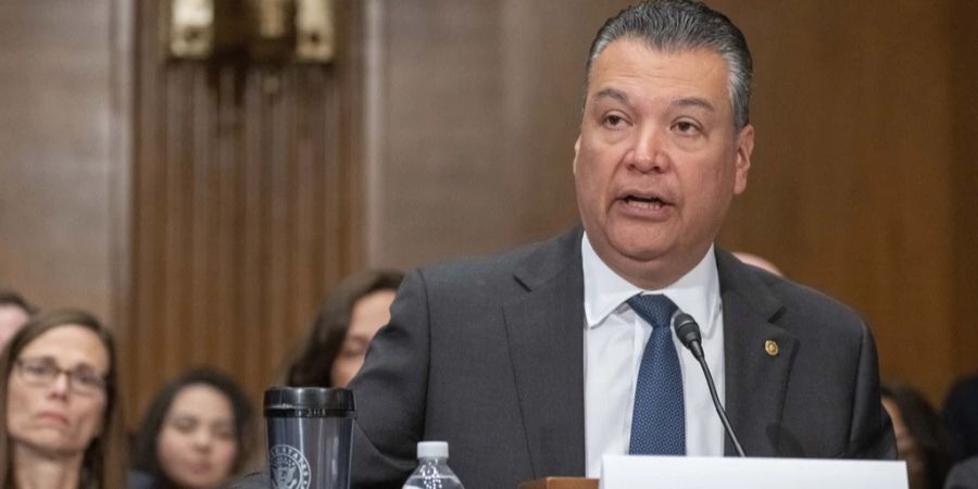 Yu erhielt einen Brief des US-Senators Alex Padilla mit dem Versprechen, dass er versuchen werde, das Visum zu bekommen.