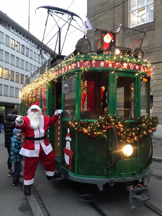 Jedes Jahr während der Adventszeit fährt ein spezielles «Wiehnachts-Drämmli» durch Basel. LDP-Grossrat Adrian Iselin wünscht sich dies auch für die Fasnacht. bvb tram