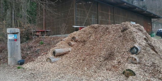 Fislisbach bietet Einwohnern Hackschnitzel aus dem Gemeindewald zum Kauf an. Hackschnitzelplatz in Fislisbach