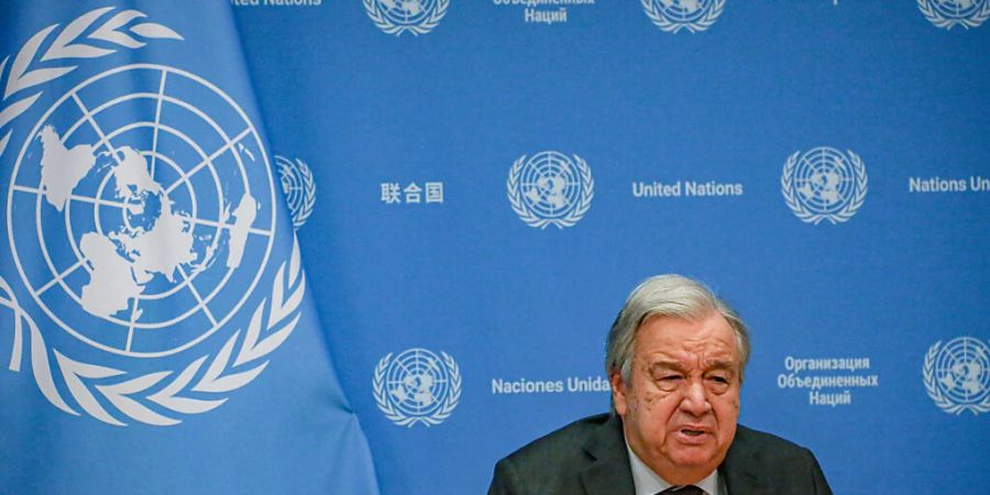 António Guterres, Generalsekretär der Vereinten Nationen (UN), spricht mit Journalisten über seine Prioritäten für 2024. Die Vereinten Nationen sind skeptisch, bei einer Evakuierung von Zivilisten aus der Stadt Rafah im Gazastreifen wie von Israel gefordert zu helfen. Foto: Bianca Otero/ZUMA Press Wire/dpa