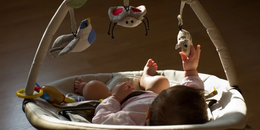 Baby-Schaukeln können auch mit Spielzeug ausgestattet werden – das hängt ganz von Ihnen und Ihrem Baby ab.