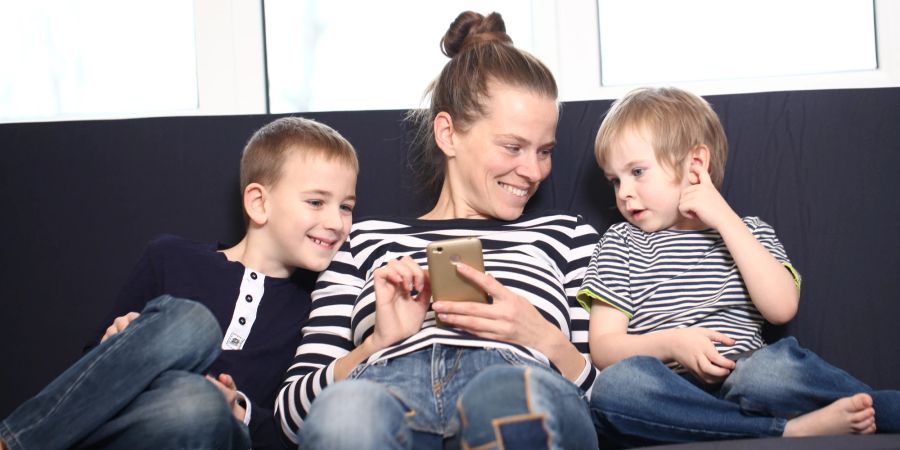 Eltern sollten sowohl über Online- als auch Offline-Leben der Kinder informiert sein.