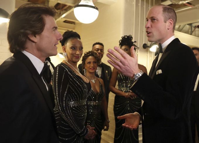 Prinz William unterhält sich mit Tom Cruise. Britain Royals