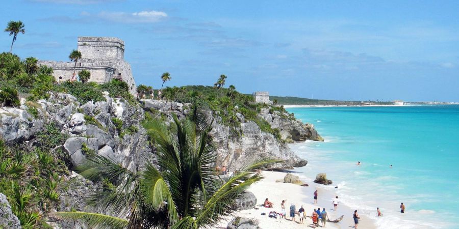 Maya-Ruine über dem Meer in Tulum: Discover Airlines will ab dem 12. Dezember 2024 wöchentliche zwei Direktflüge von Frankfurt am Main an die Karibikküste der mexikanischen Yucatán-Halbinsel anbieten. (zu dpa: «Ferienflieger Discover fliegt zu neuem Mexiko-Airport Tulum»)