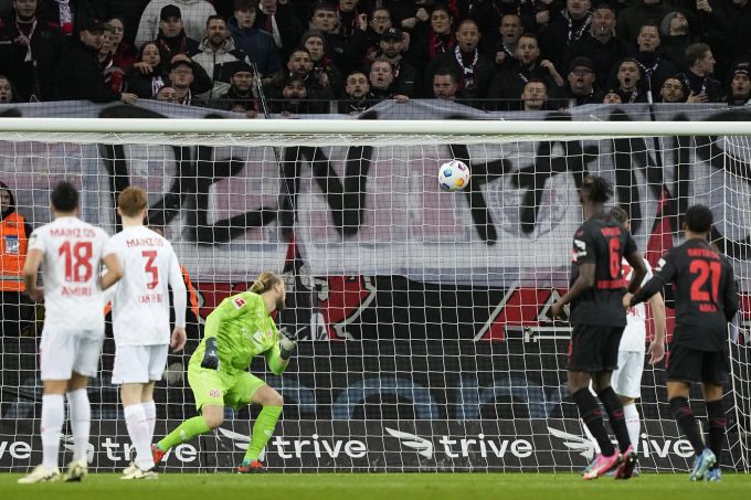 Robin Zenter von Mainz muss den Schuss von Granit Xhaka passieren lassen. Germany Soccer Bundesliga