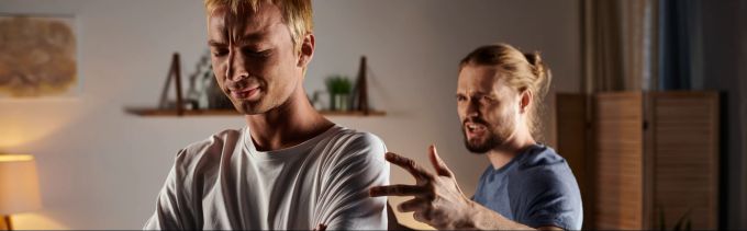 Ist die Beziehung nur noch von Streit oder gar Toxizität geprägt, ist Loslassen wahrscheinlich die bessere Entscheidung. Paar im Streit