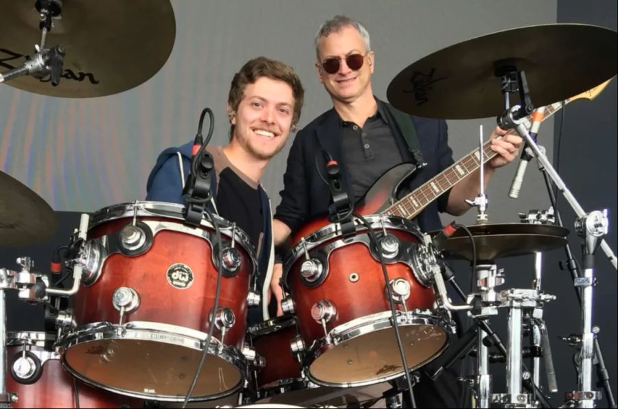 Sohn Mac mit Vater Gary Sinise vor dem Schlagzeug.