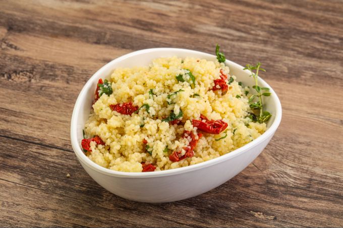 Couscous-Salat ist eine feine und bekömmliche Mahlzeit, die sich gut vorbereiten lässt. Couscous-Salat