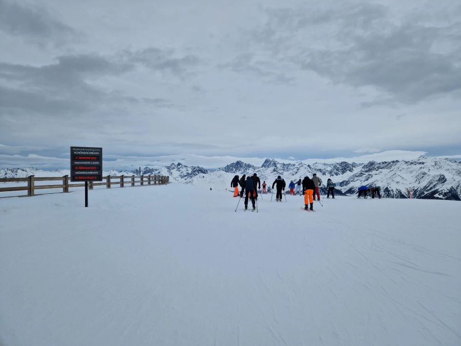 Wer im österreichischen Skigebiet Serfaus-Fiss-Ladis vom Sessellift steigt, fährt neben einer Digital-Tafel durch.