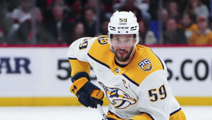 Roman Josi im Trikot der Nashville Predators. Roman Josi