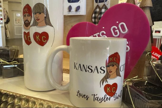 Das Paar ist auch schon auf Tassen und Becher abgebildet. Taylor Swift
