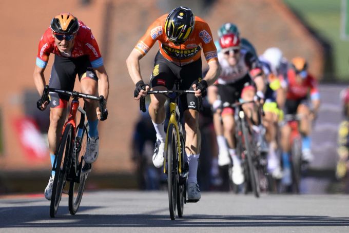Dylan Teuns (l) überholt Rohan Dennis kurz vor der Ziellinie und gewinnt die erste Etappe der Tour de Romandie 2022. tour de romandie