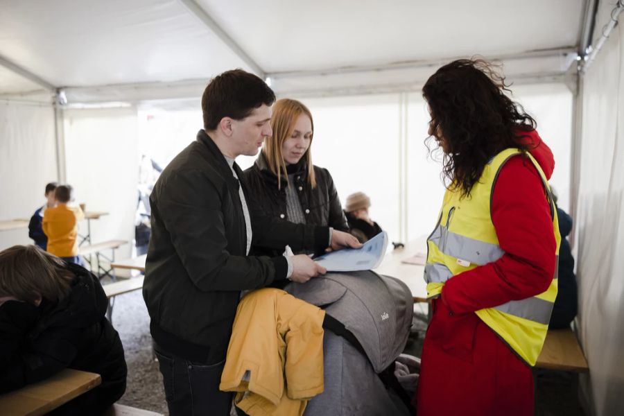 Ukraine-Flüchtende lassen sich in Zürich registrieren.