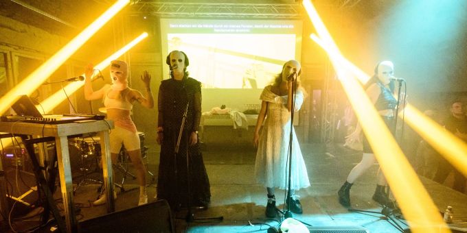 Diana Burkot (l-r), Anton Ponomarev, Maria Aljochina und Olga Borisova beim Konzert ihrer kremlkritischen und feministischen Band Pussy Riot im Funkhaus Berlin. Diana Burkot (l-r), Anton Ponomarev, Maria Aljochina und Olga Borisova beim Konzert ihrer kremlkritischen und feministischen Band Pussy Riot im Funkhaus Berlin.
