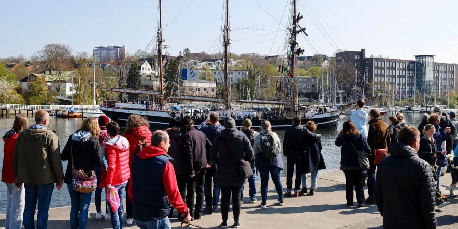 Angehörige erwarten Schülerinnen und Schüler, die mit dem Ausbildungsschiff «Thor Heyerdahl» in Kiel eintreffen.