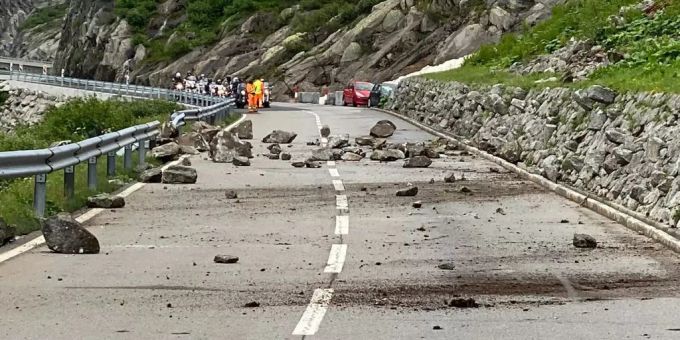 Wegen Steinschlägen musste die Axenstrasse in Uri gesperrt werden. (Symbolbild) axenstrasse