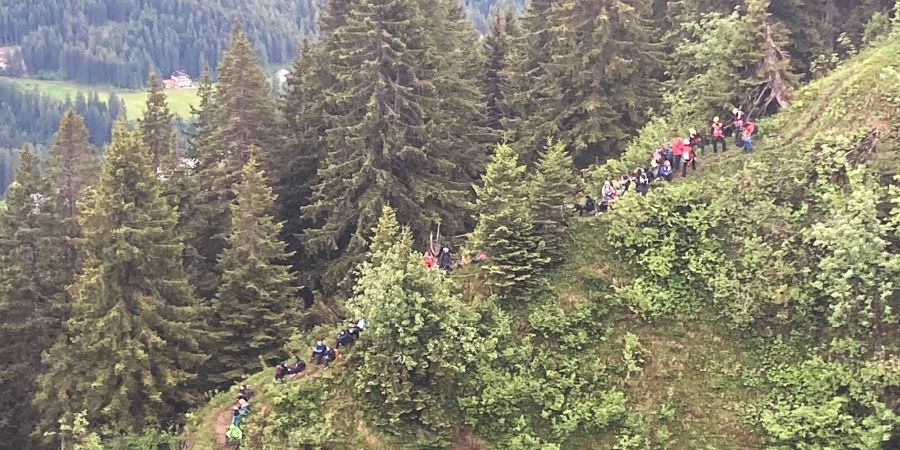 Schüler und eine Lehrergruppe im österreichischen Kleinwalsertal. Mehr als 100 Personen sind mit Hubschraubern aus Bergnot gerettet worden.