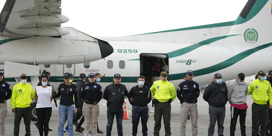 Die Polizei präsentiert den Medien fünf Personen, die des Mordes an Marcelo Pecci, Paraguays Staatsanwalt für organisierte Kriminalität und Drogenhandel, angeklagt sind, auf dem Rollfeld eines Flughafens. Foto: Fernando Vergara/AP/dpa