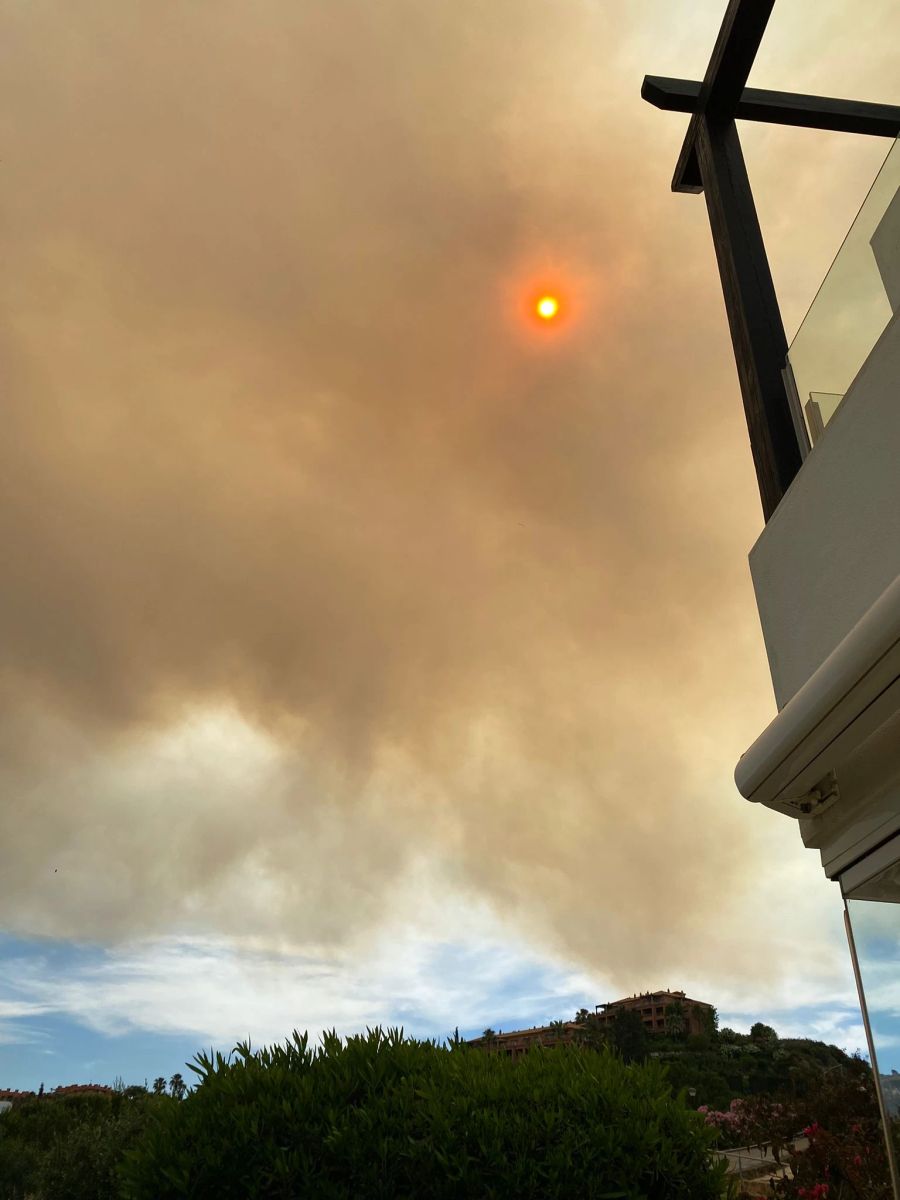 Wegen des Feuers und dessen Folgen wurde es in der Region dunkel.